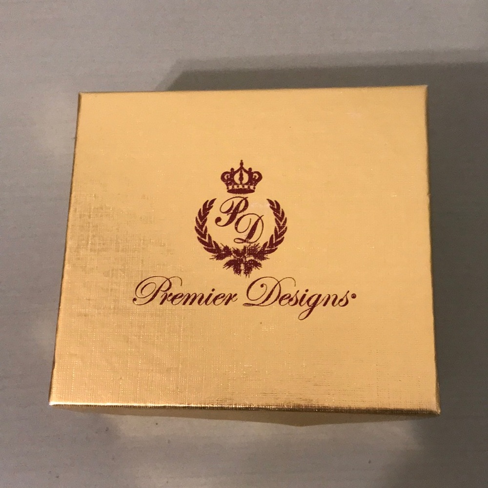 Final Touch Necklace by Premier Designs